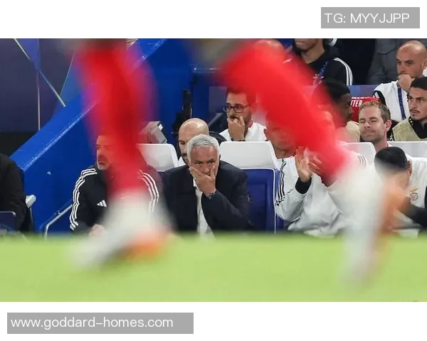 昔日足球巨星重返赛场引发热议球迷追忆经典瞬间